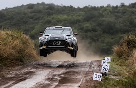 Raudo paso del Hyundai i20 N Rally2, al mando de Fau Zaldívar y Marcelo Der Ohannesian, en la complicada jornada de ayer.