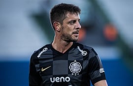 El polivalente jugador de Olimpia, Alejandro Silva durante el duelo ante el Sportivo San Lorenzo, válido por la vigésima ronda del torneo Apertura 2026. (Foto: @elClubOlimpia)