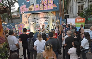 Antonella Aranda Ávila presentando su obra ganadora.