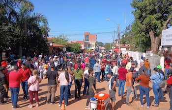 Multitud tranquila frente al Colegio Nacional Santa Rosa del Aguaray