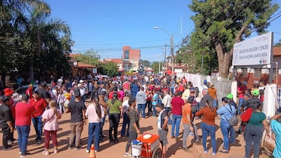 Multitud tranquila frente al Colegio Nacional Santa Rosa del Aguaray
