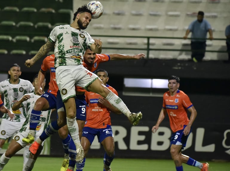 Juego aéreo entre el ñuense Rodrigo Alborno y Rodrigo Ruiz Díaz en el juego de anoche en la Arboleda.