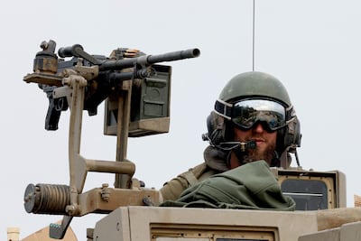 Un soldado israelí custoria la frontera con Gaza.