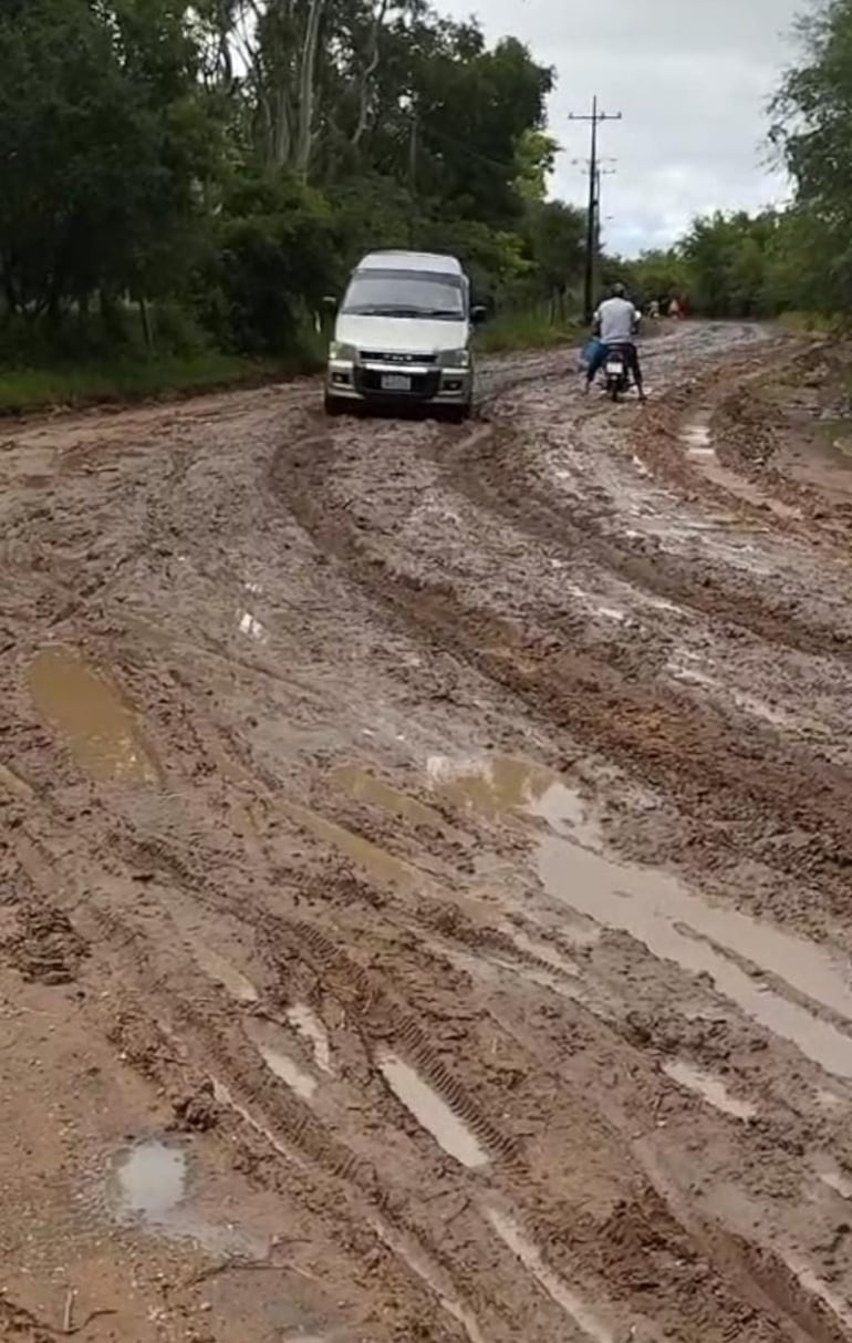 Pobladores deben sortear el mal estado del camino para salir al centro de la ciudad.