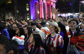 Hinchas de Paraguay reaccionan durante la transmisión de un partido del grupo D del Mundial de la FIFA 2026 entre Estados Unidos y Paraguay en Asunción.