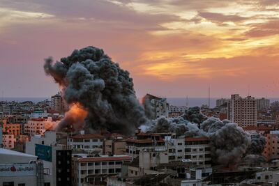 El humo se eleva después de que aviones de combate israelíes atacaran la torre Palestina en la ciudad de Gaza, el sábado.