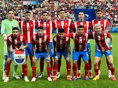 Los jugadores de la selección paraguaya en la foto previa al partido frente a Malí por la tercera fecha del Grupo D del Torneo de Fútbol masculino en el estadio Parque de los Príncipes, en París, Francia.