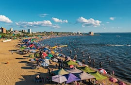 La concurrida playa San José de Encarnación.