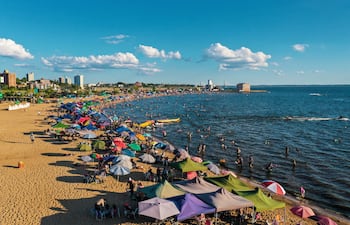 La concurrida playa San José de Encarnación.