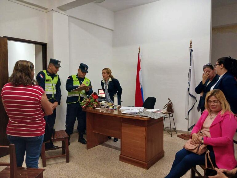 Directivos y docentes del colegio junto con la Policía Nacional después de incautar el cuchillo de la mochila de un estudiante.