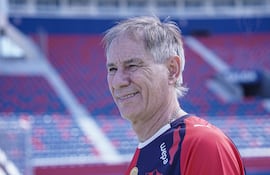 El argentino Ariel Holan, nuevo técnico de Cerro Porteño.
Ariel Holan posa en la nueva Olla vistiendo la casaca de Cerro Porteño