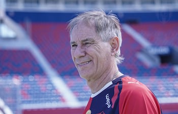 El argentino Ariel Holan, nuevo técnico de Cerro Porteño.
Ariel Holan posa en la nueva Olla vistiendo la casaca de Cerro Porteño