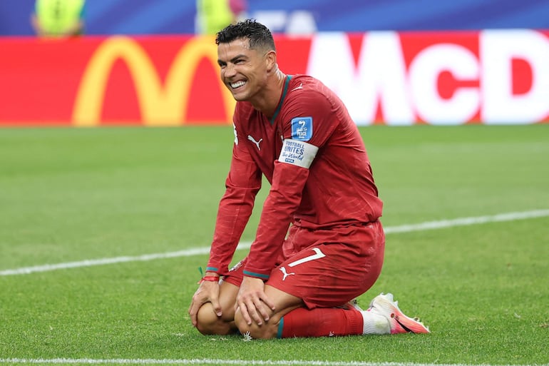 Cristiano Ronaldo #7 de Portugal reacciona tras lanzarse a por el balón durante el partido del Grupo K de la Copa Mundial de la FIFA 2026 entre Portugal y Uzbekistán en el Estadio de Houston el 23 de junio de 2026 en Houston, Texas.