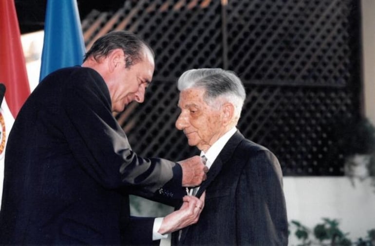 El entonces presidente francés Jacques Chirac condecorando a Augusto Roa Bastos en 1997.