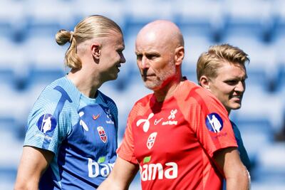 Erling Haaland (i), Martin Odegaard (d) y el entrenador Stale Solbakken, durante práctica de Noruega previo al duelo de hoy contra Chipre.