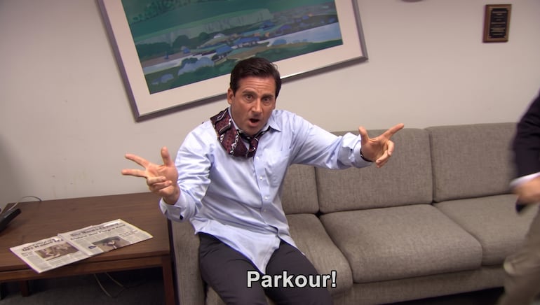 Michael Scott, personaje de The Office, sentado en un sofá con los brazos abiertos y expresión cómica junto al subtítulo Parkour.