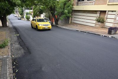La Municipalidad lleva casi dos meses recapando la calle Azara, pero hasta ahora no tiene un solo metro con la pintura de señalización horizontal.