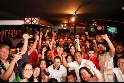 El presidente de la Cámara de Senadores, Basilio "Bachi" Núñez (ANR, HC) con jóvenes de Capital y hurreros.
