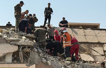 Rescatistas en el sitio de un ataque árabe-estadounidense en la provincia iraquí de Dayala.