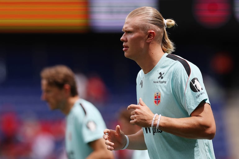 Erling Haaland de Noruega calienta antes del partido amistoso internacional entre Marruecos y Noruega en el Red Bull Arena, en Harrison, New Jersey.