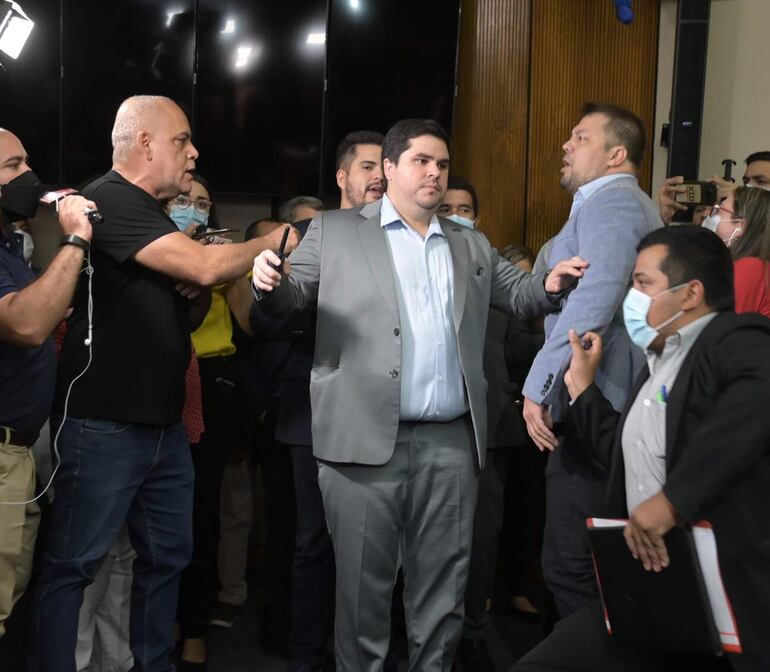 Fernando Rolón, director de la bancada de HC en Diputados intenta separar a “Bachi” Núñez y a su correligionario Colym Soroka, que casi llegaron a los puños antes de la sesión de ayer.