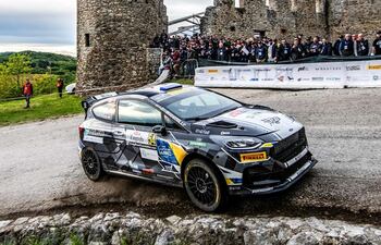 Diego Domínguez B. y Rogelio Peñate en acción con el Ford Fiesta Rally3 Evo, en una curva de derecha.