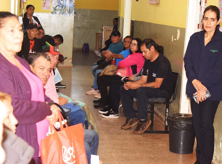 En ambos hospitales se orienta a hombres y mujeres sobre la importancia de la detección temprana.