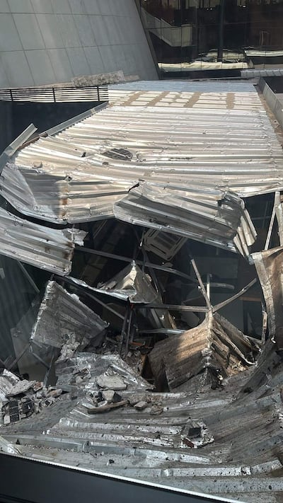 Área de construcción con escombros y estructuras colapsadas, sin personas presentes.