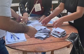 Conteo de papeletas en los locales de votación de Ciudad del Este.