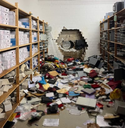 Esta foto, tomada el 29 de diciembre de 2025 en Gelsenkirchen, oeste de Alemania, y distribuida por la Policía de Gelsenkirchen, muestra un enorme agujero en la pared de la cámara acorazada de una sucursal de la Sparkasse después de que un desconocido irrumpiera durante las vacaciones de Navidad.