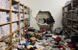 Esta foto, tomada el 29 de diciembre de 2025 en Gelsenkirchen, oeste de Alemania, y distribuida por la Policía de Gelsenkirchen, muestra un enorme agujero en la pared de la cámara acorazada de una sucursal de la Sparkasse después de que un desconocido irrumpiera durante las vacaciones de Navidad.