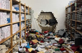 Esta foto, tomada el 29 de diciembre de 2025 en Gelsenkirchen, oeste de Alemania, y distribuida por la Policía de Gelsenkirchen, muestra un enorme agujero en la pared de la cámara acorazada de una sucursal de la Sparkasse después de que un desconocido irrumpiera durante las vacaciones de Navidad.
