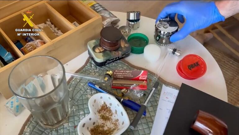 Diferentes tipos de drogas fueron encontradas en la casa allanada de la "familia del alma".
