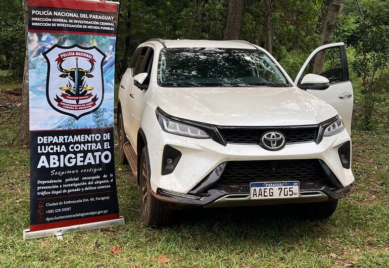 Camioneta de dudosa procedencia encontrada en el poder de los detenidos.