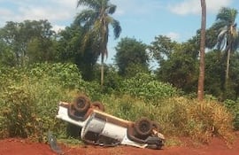 La camioneta Wolkswagen Amarok blanca fue encontrado con las ruedas hacia arriba a un costado de la calle vecinal, donde fue abandonada luego del percance.