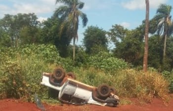 La camioneta Wolkswagen Amarok blanca fue encontrado con las ruedas hacia arriba a un costado de la calle vecinal, donde fue abandonada luego del percance.