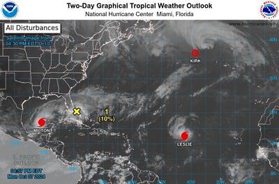 Fotografía satelital cedida por la Oficina Nacional de Administración Oceánica y Atmosférica (NOAA) a través del Centro Nacional de Huracanes (NHC) estadounidense de la localización de los huracanes Milton (i) en el Golfo de México.