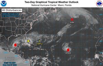 Fotografía satelital cedida por la Oficina Nacional de Administración Oceánica y Atmosférica (NOAA) a través del Centro Nacional de Huracanes (NHC) estadounidense de la localización de los huracanes Milton (i) en el Golfo de México.