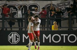 El paraguayo Isidro Pitta (i), futbolista de RB Bragantino, festeja un gol en el partido frente a Blooming por la segunda fecha de la fase de grupos de la Copa Sudamericana 2026 en el estadio Municipal Cicero de Souza Marques, en Braganca Paulista, Brasil.
