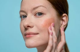 El colorete es según los expertos el producto imprescindible de la temporada. Crédito: Ron Lach.