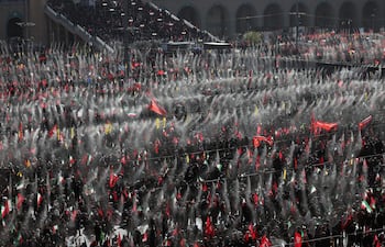 Los iraníes participan en una oración colectiva por el fallecido líder supremo iraní, el ayatolá Ali Jameneí, durante una ceremonia de despedida previa a su funeral en la gran Mezquita de Mosallah en Teherán, Irán.