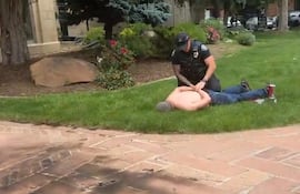 Captura de video del arresto de un hombre acusado de prender fuego a varias personas en una zona comercial, un hecho que dejó múltiples heridos y que el FBI ya ha calificado como un "ataque terrorista", en Boulder Colorado (EE.UU.).
