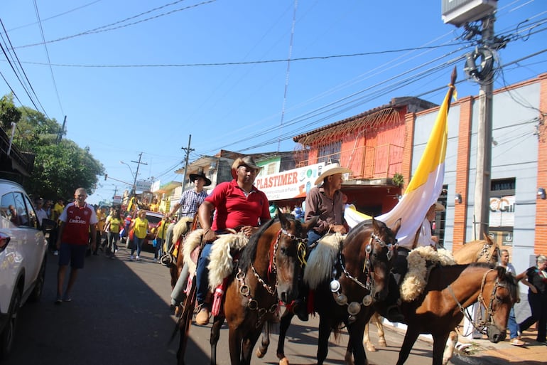 Jinetes de diversas ciudades acompañaron la procesión, sumándose a la manifestación de fe de numerosos fieles que recorrieron las calles llevando imágenes y ofrendas en honor a San Blas.
