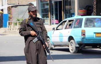 Un combatiente talibán patrulla en la ciudad afgana de Kandahar.