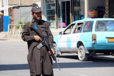 Un combatiente talibán patrulla en la ciudad afgana de Kandahar.