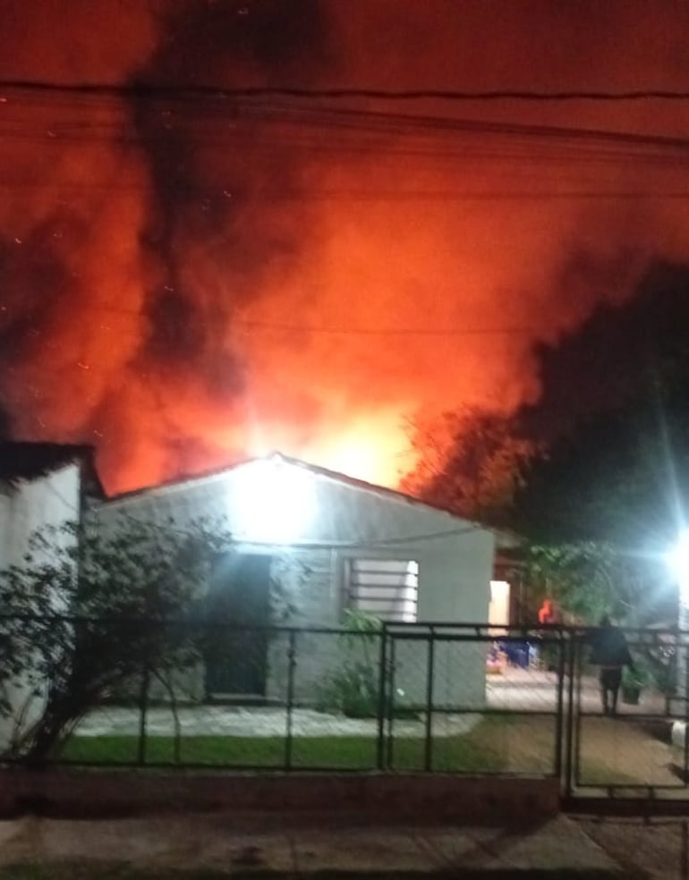 Incendio en depósito de una vivienda en Asunción movilizó a varias compañías de bomberos