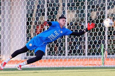 Ayer en Albiróga, el primer entrenamiento del arquero Orlando Gill, en su primera convocatoria al plantel de la selección mayor.