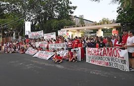 Protesta de estudiantes, padres y ex alumnos del Colegio Internacional.