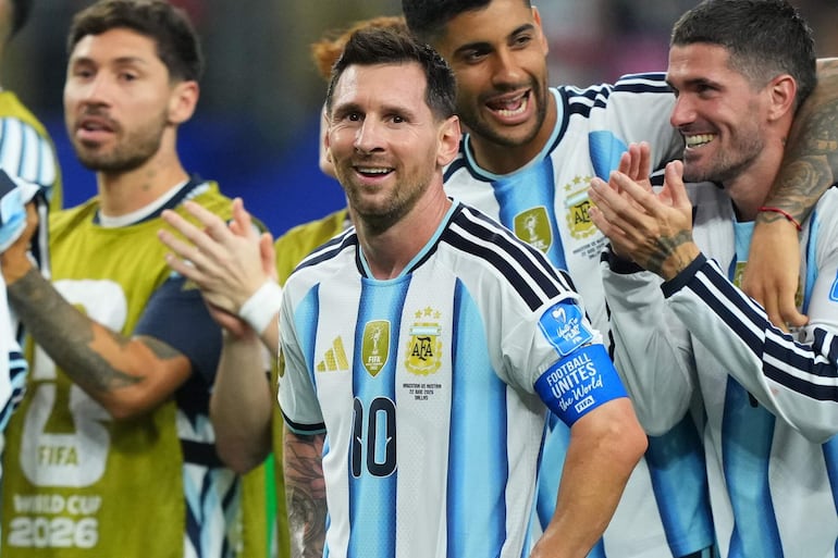 Lionel Messi de Argentina celebra con sus compañeros tras la victoria de Argentina contra Austria en el partido de la fase de grupos de la Copa Mundial de la FIFA 2026, en Dallas, EE. UU., el 22 de junio de 2026.