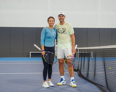 El extenista Rafa Nadal (39 años) regresó este miércoles a los entrenamientos el día que se cumple un año de su retirada del deporte profesional, y participó en una sesión junto a la tenista filipina Alex Eala, una de las mayores promesas y alumna de la academia en Manacor del campeón español.